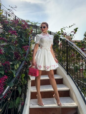 Vestido Curto Off-White Bordado Flor de Lis