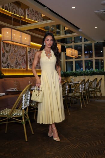 Vestido Midi Amarelo Manteiga em Viscolinho com Decote Halter Cannes