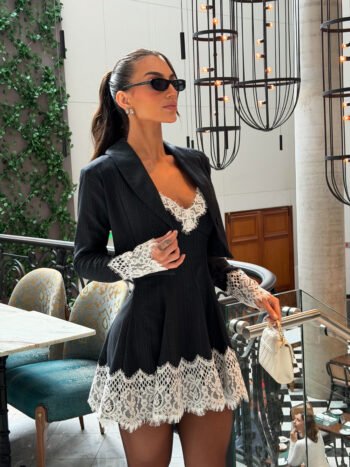 Vestido Curto com Casaco Risca De Giz e Renda Affair