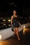 Vestido Curto de Couro Preto Com Renda Romance