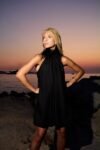 Vestido Curto Assimetrico Plumas Preto