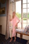Vestido Victoria Midi de Crepe Alfaiataria Premium com Capa em Tule Rosa