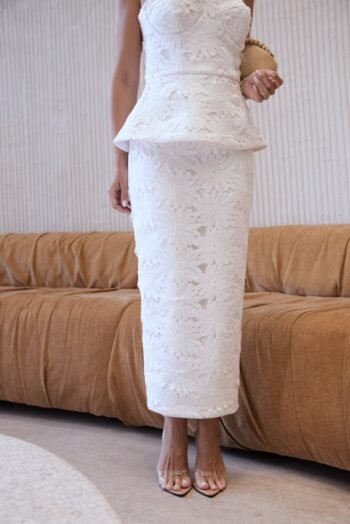 Vestido Midi Renda Floral com Peplum - Foto 2