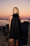 Vestido Curto Assimetrico Plumas Preto