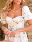 Vestido Douce Brise Midi de Cambraia Bordada Off White e Azul