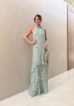 Vestido Longo em Renda com Gola Alta e Faixa