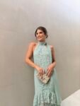 Vestido Longo em Renda com Gola Alta e Faixa