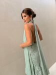 Vestido Longo em Renda com Gola Alta e Faixa