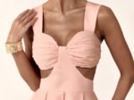 Vestido Midi com Busto Drapeado e Recortes Laterais
