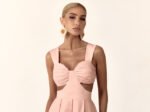 Vestido Midi com Busto Drapeado e Recortes Laterais