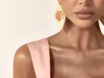 Vestido Midi com Busto Drapeado e Recortes Laterais