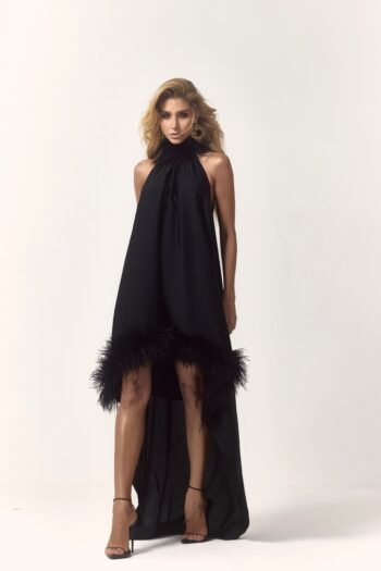 Vestido Longo Assimétrico com Plumas