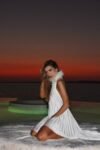 Vestido Plissado Mullet Plumas Off
