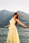 Vestido Midi Peplum com Arramação Nas Costa Saia Ampla Amarelo