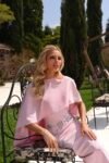 Vestido Yasmin Midi Rosa Candy com Capa em Crepe Alfaiataria Premium com Pedrarias
