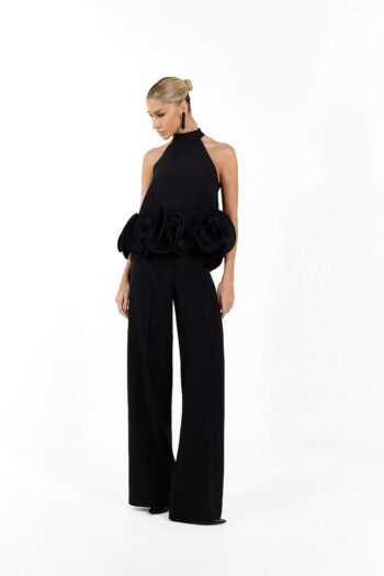 Conjunto Blusa Gola Alta Peplum Escultura e Calça em Alfaiataria Preto